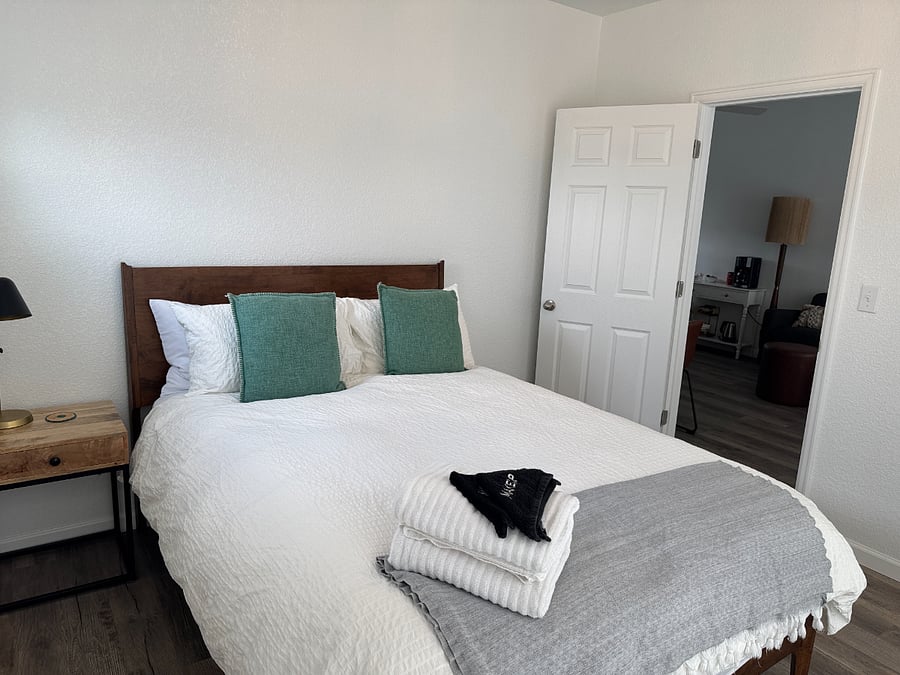 2nd bedroom - Queen Bed