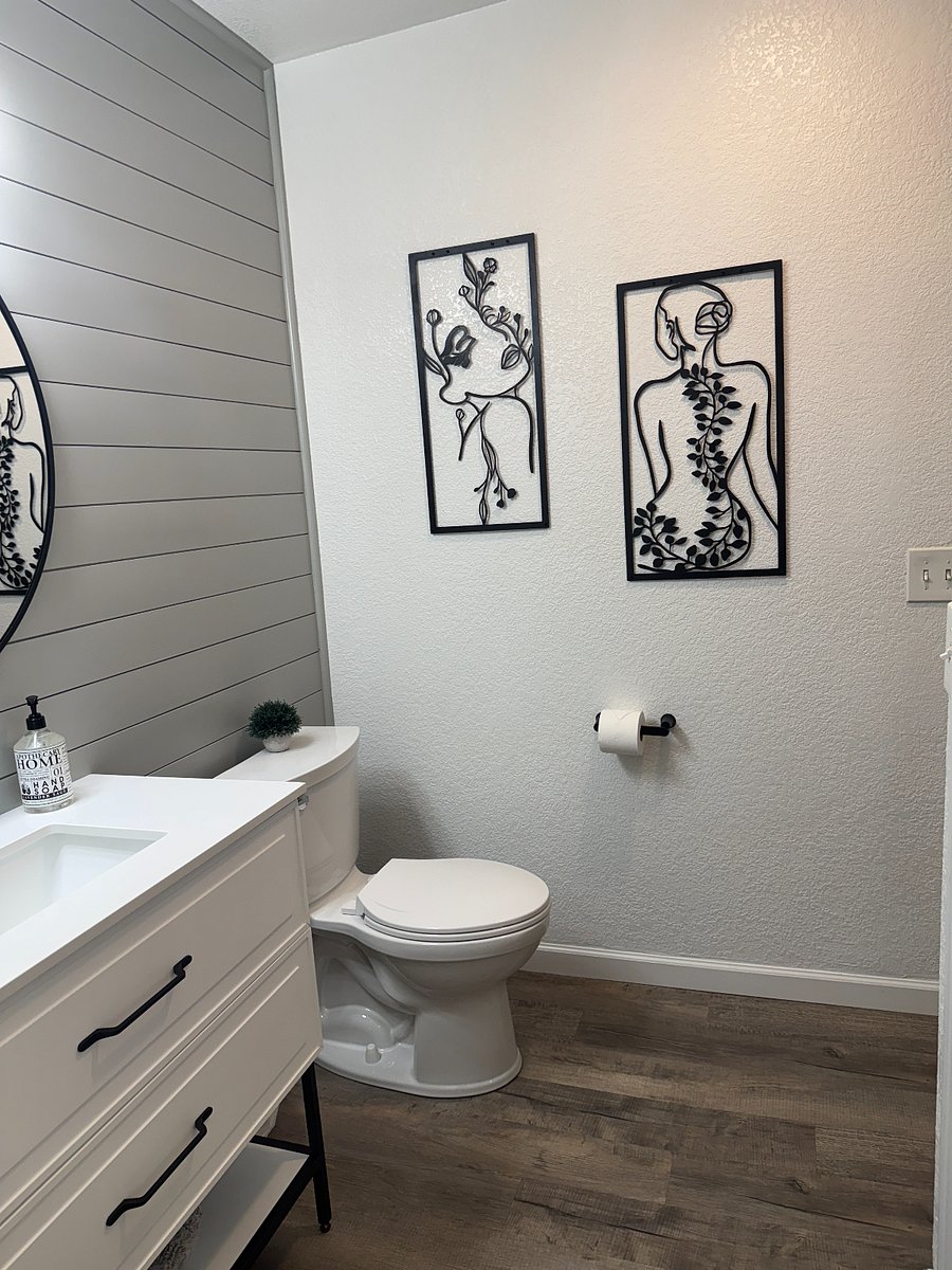 Attached bathroom to the primary bedroom