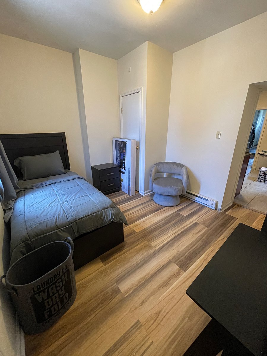 Twin Room, 700
