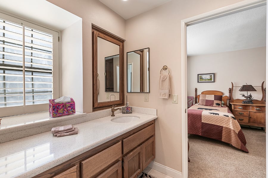 Main level bedroom (2 twin beds) and bathroom