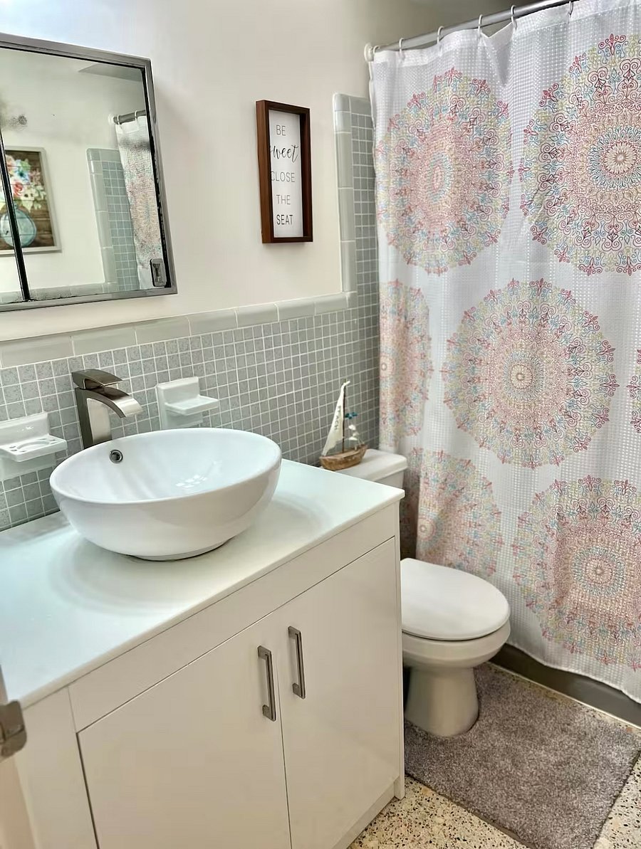 Hall bathroom with tub