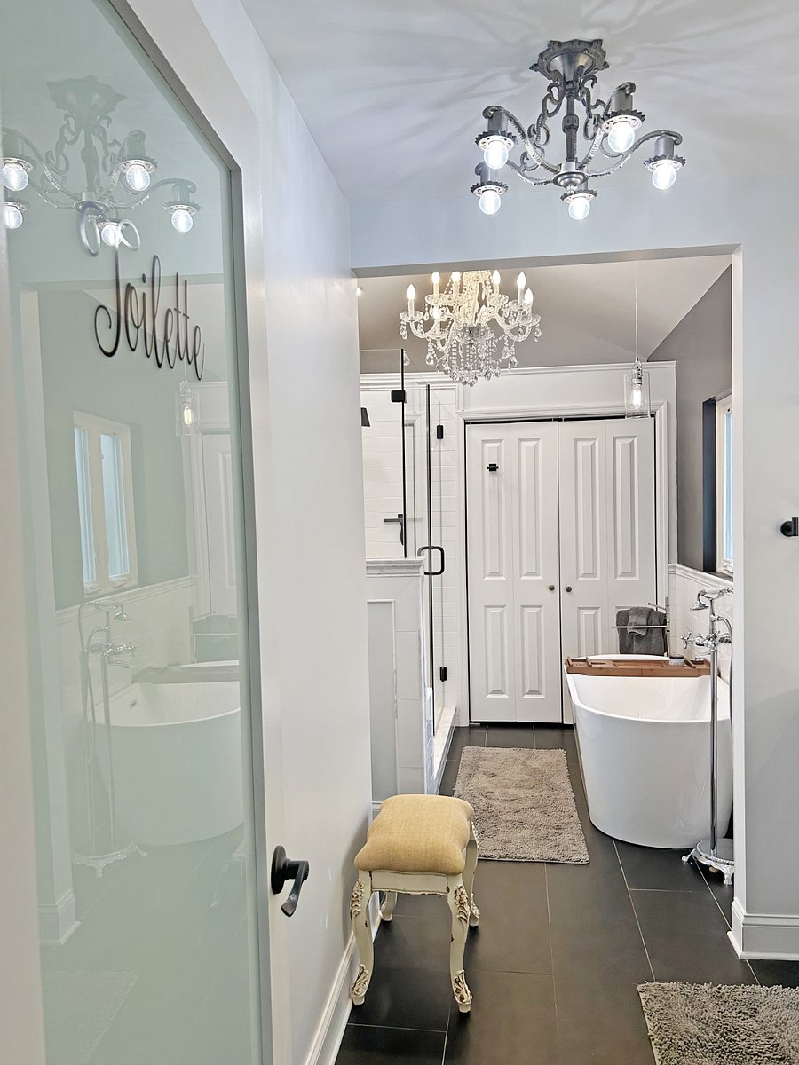 Full-sized shower for a refreshing start to your day.
Luxury bathtub perfect for unwinding after a busy day.
(Eco-friendly)Washer/dryer unit available for added convenience and privacy.