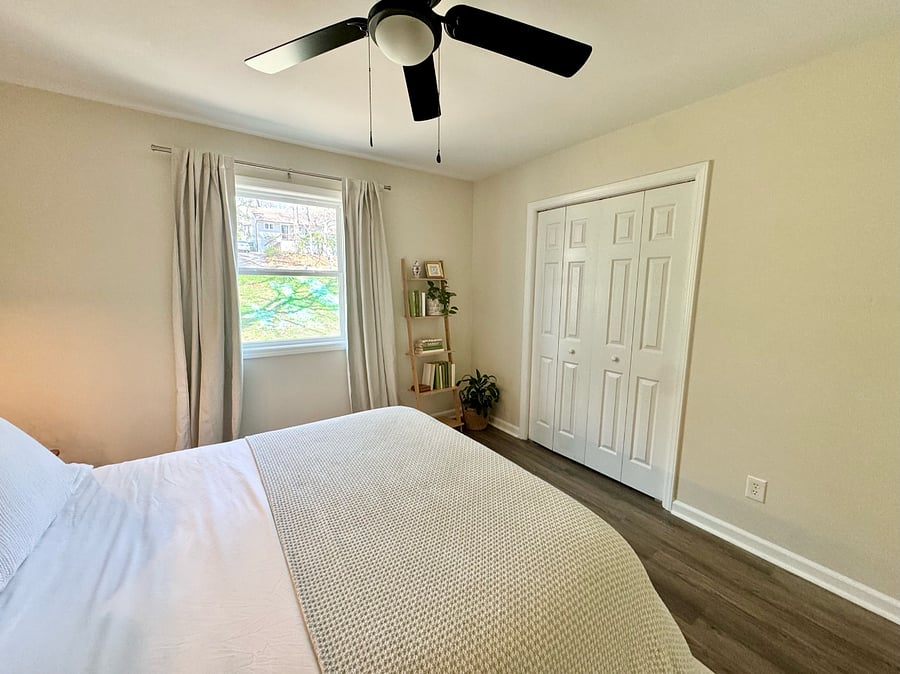 Closet in queen room 
