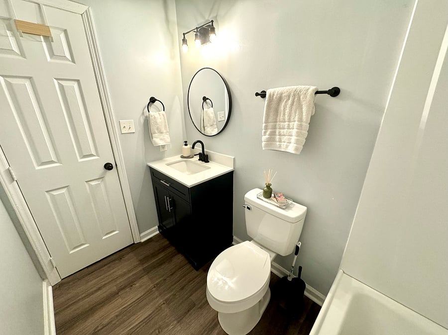 Second bathroom in the hallway next to queen room - bathtub/shower 