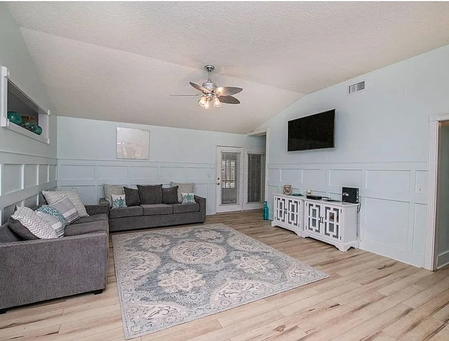 Living room with two sleeper sofas and smart-TV with Roku