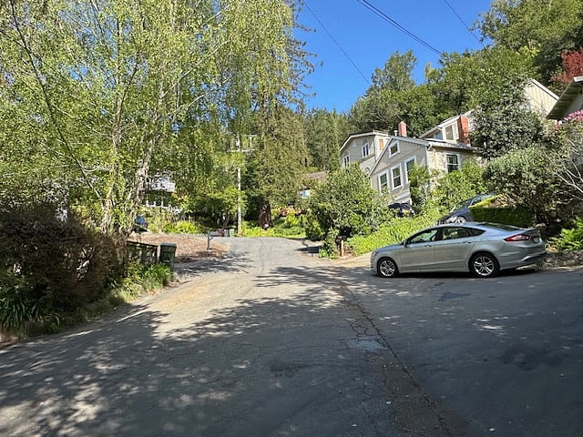 the cul-de-sac formed by the curve in Manor Dr