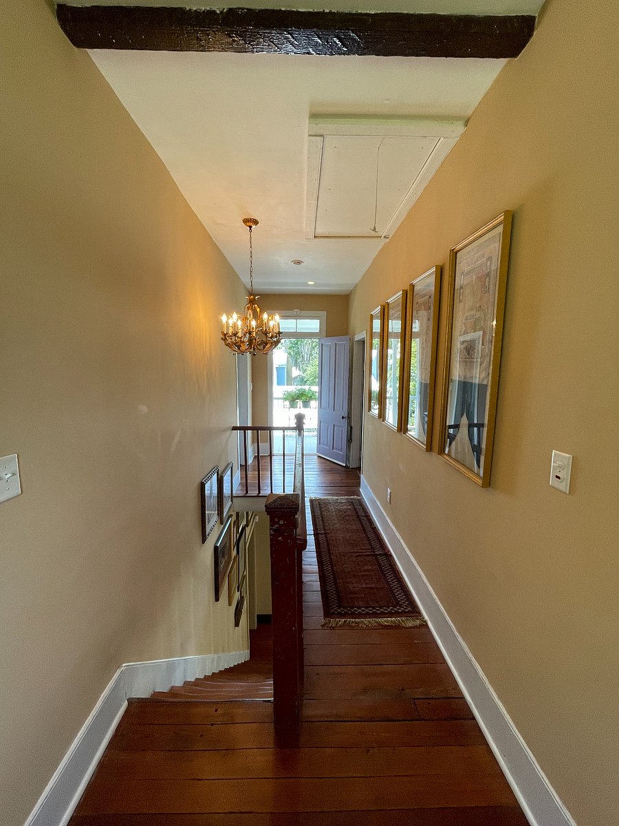 Upstairs hallway leading to the piazza