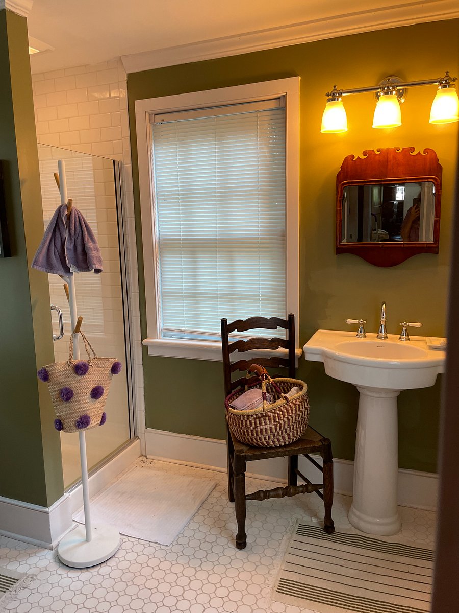 Downstairs full bathroom