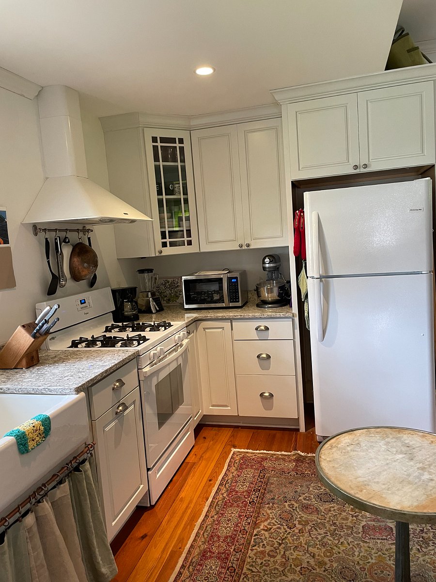 Well appointed  eat-in kitchen