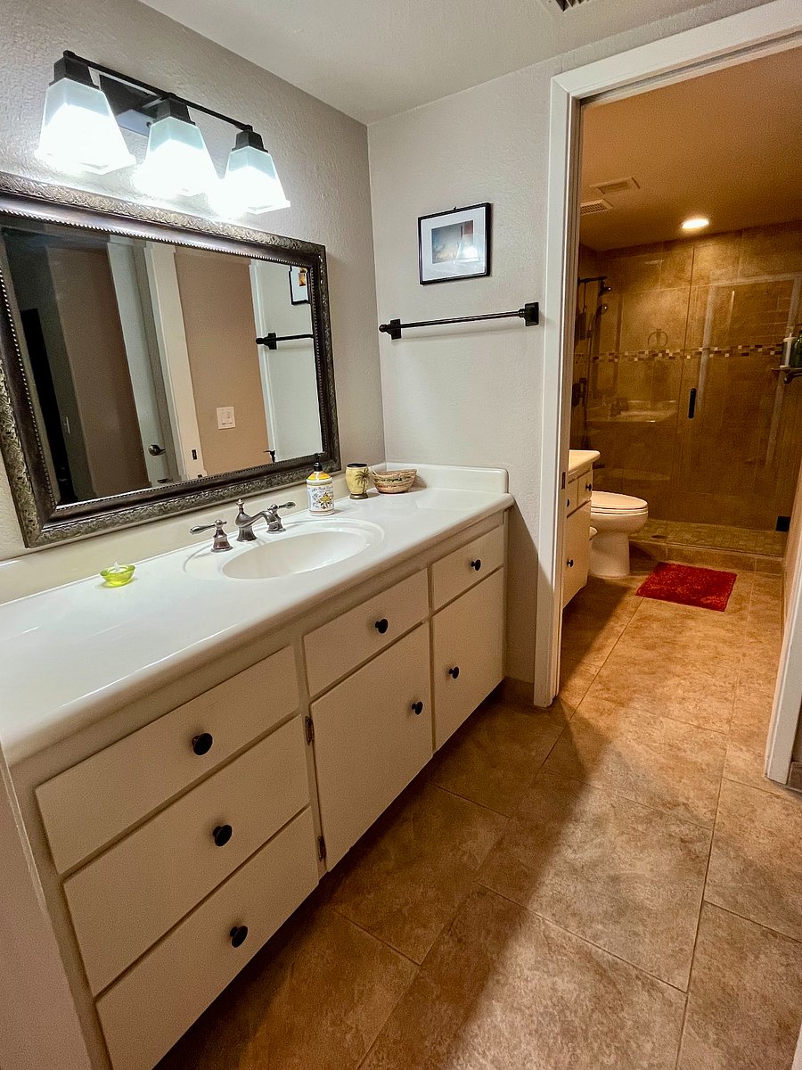 Master bath with dual/split 2 sinks