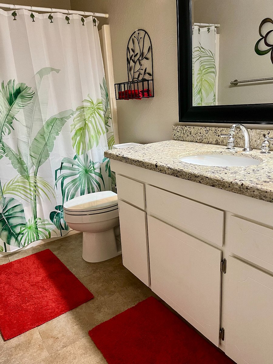 Guest bath with tub/shower