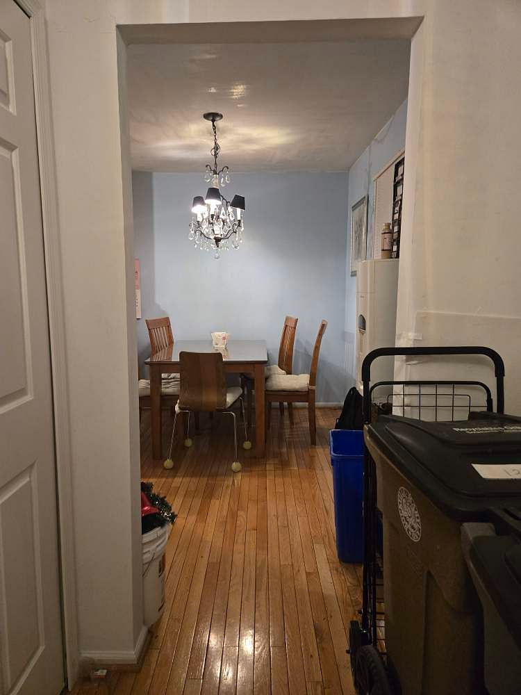 upon entrance, right-turn view on Kitchen table