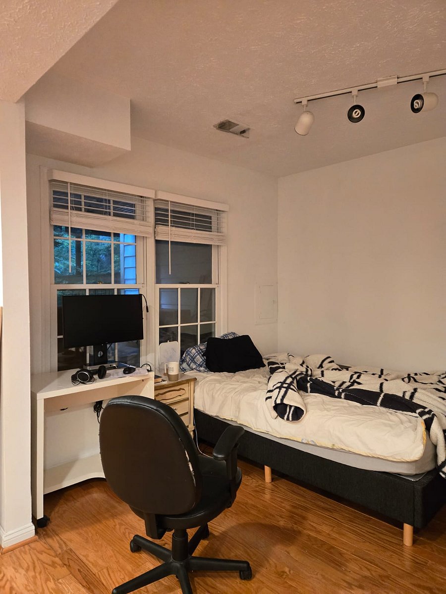 Queen size bed (high quality)
Your studio, right-turn view (90 degree); window is on left and on the right, mini-kitchen (no garbage disposal; only debris-stopper mesh/ induction/ out-Ducted hood on ceiling )