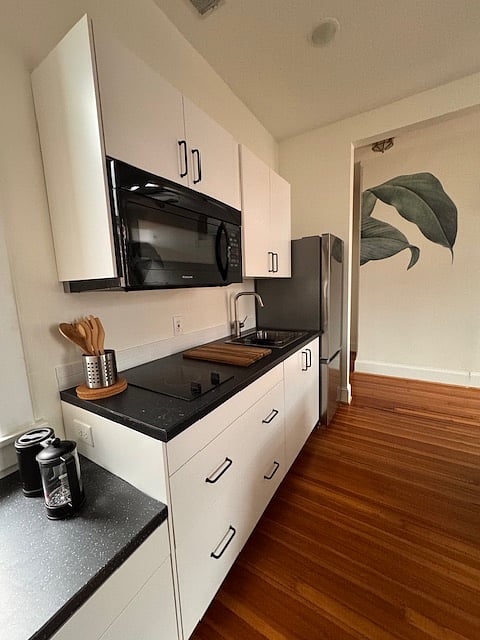 Stylish well stocked kitchen 