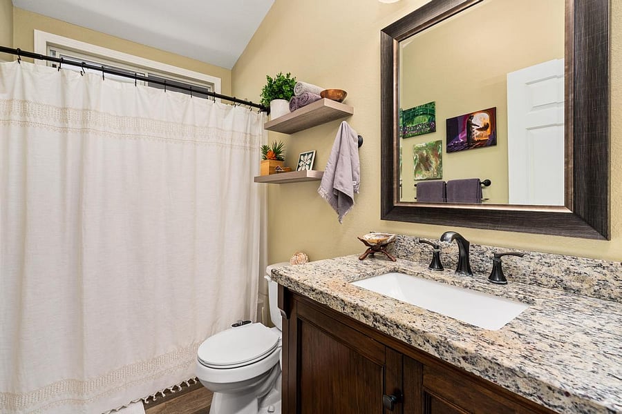 Guest bath with tub/shower combo