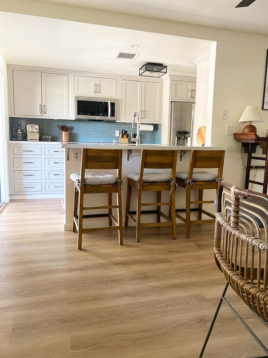 Peninsula in kitchen and dining room