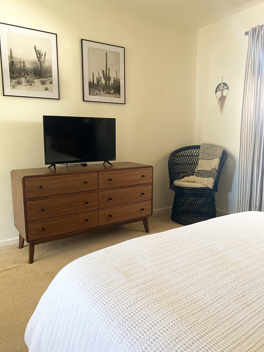 Guest bedroom #2 w/ TV