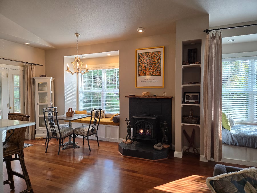 Dining area and Gas fireplace