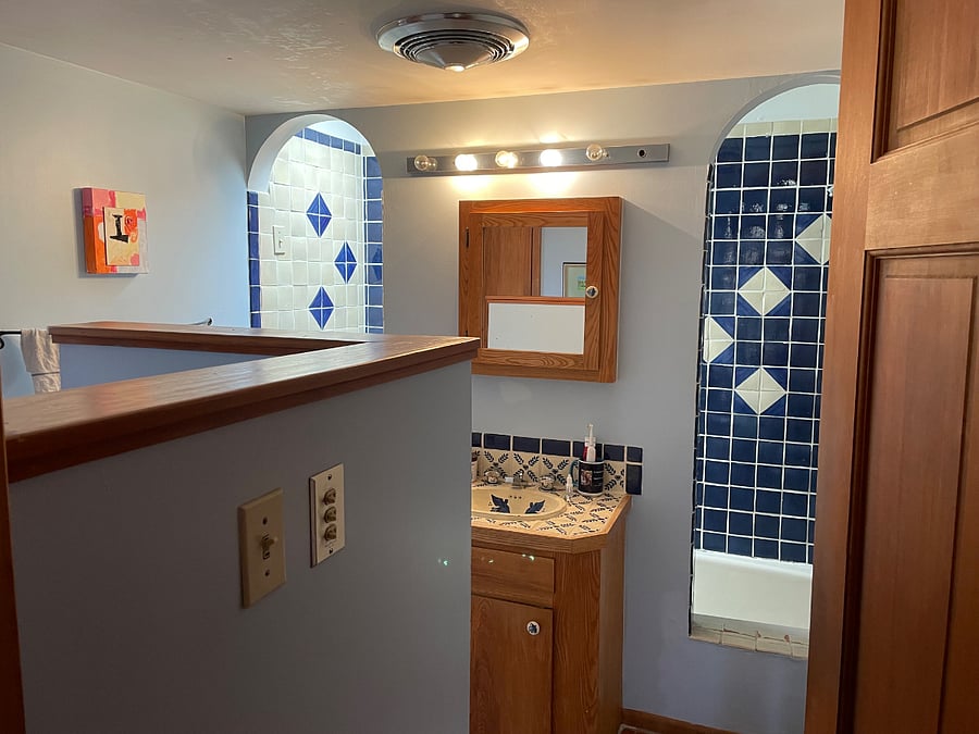 Full bath en suite to primary bedroom