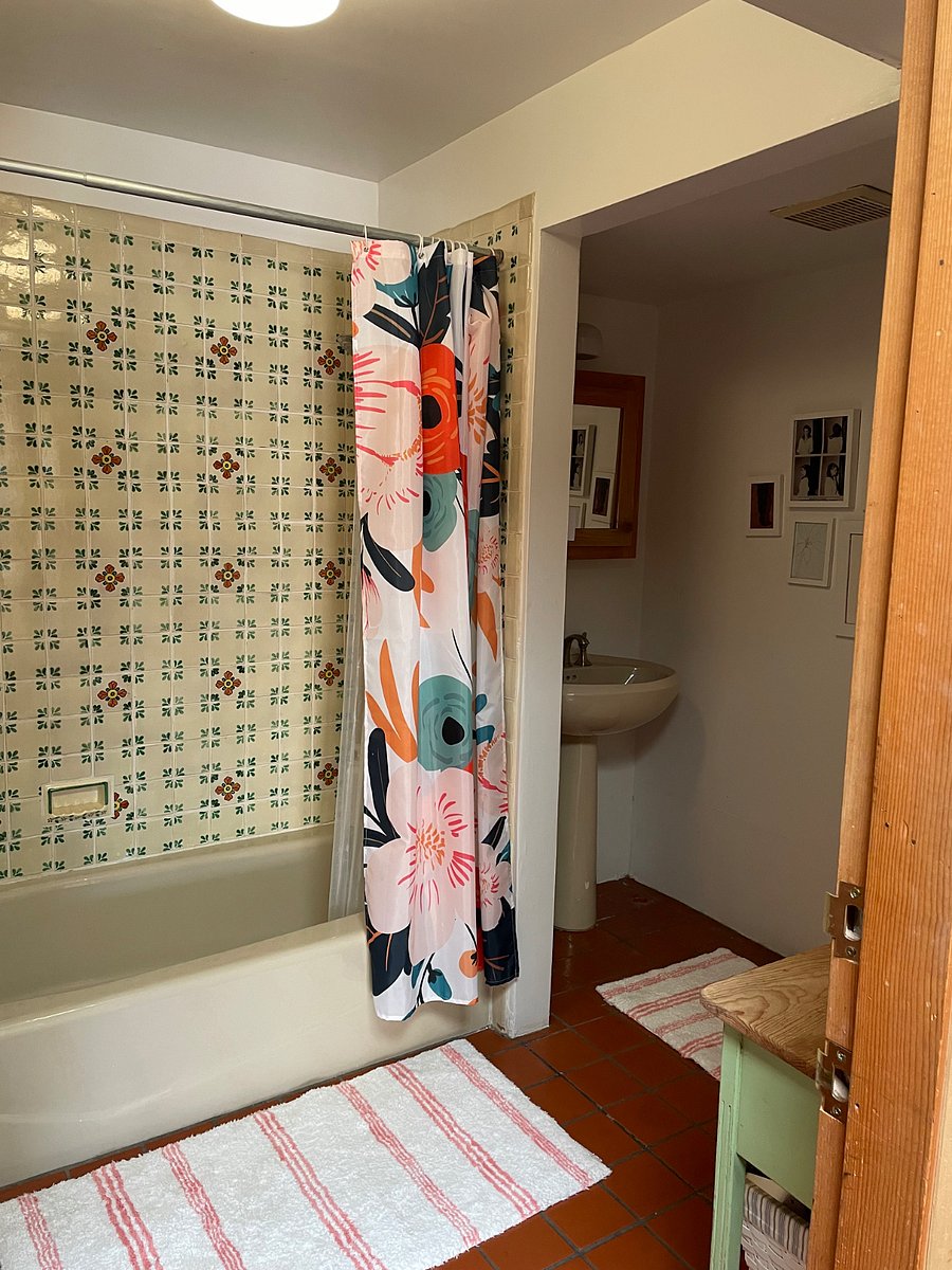 Full bath off 2nd bedroom