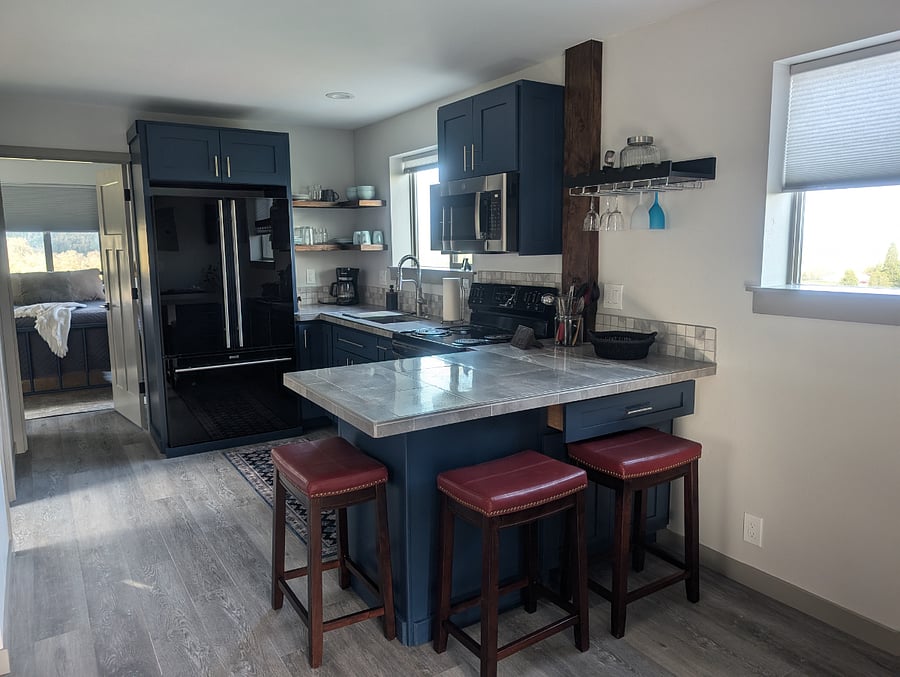full size appliances .Frig with icemaker