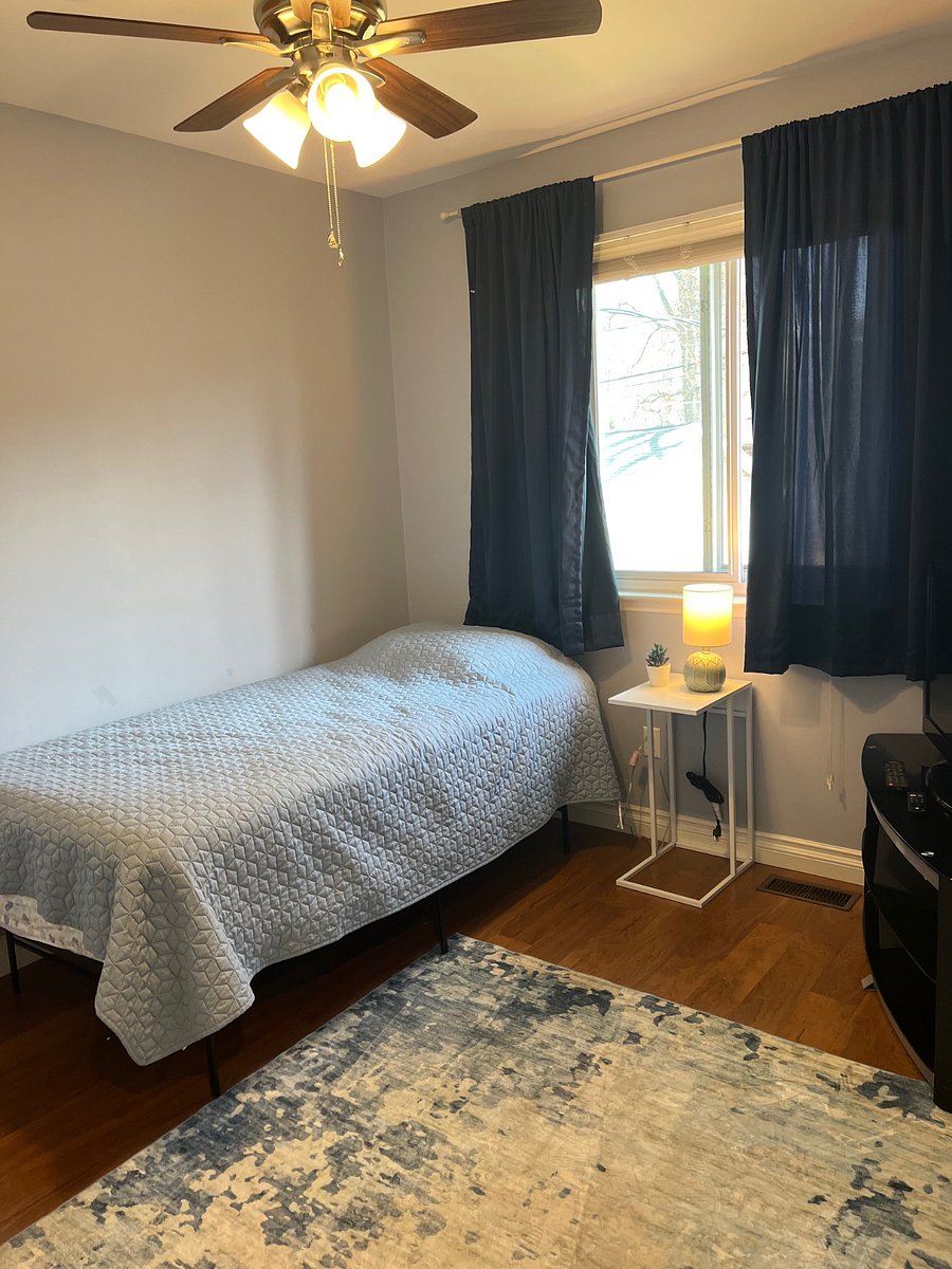 smaller bedroom with twin bed