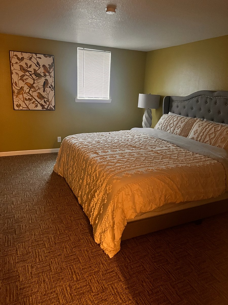 Master Bedroom with luxury king-size bed, 2 nightstands, 2 beautiful lamps and a day light window