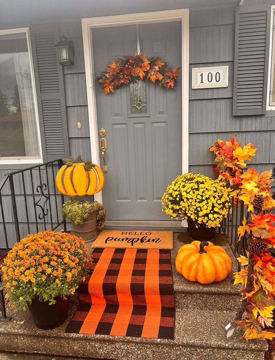 The owner decorates the main entrance with delightful seasonal decorations. We hope you enjoy the unique charm each season brings as you come and go!