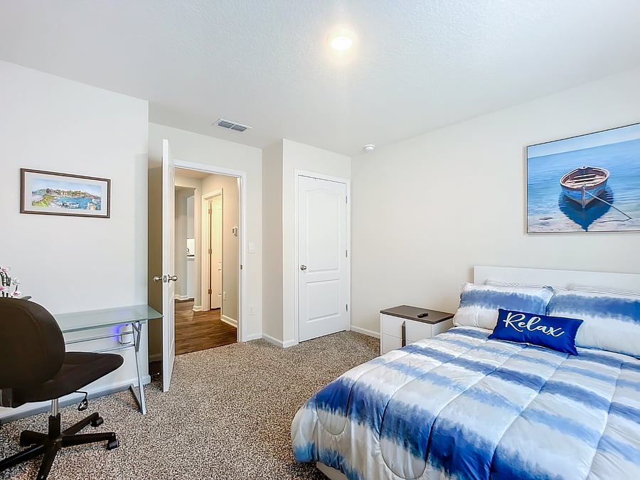 white room-full size bed, $1100 a month, shared bathroom