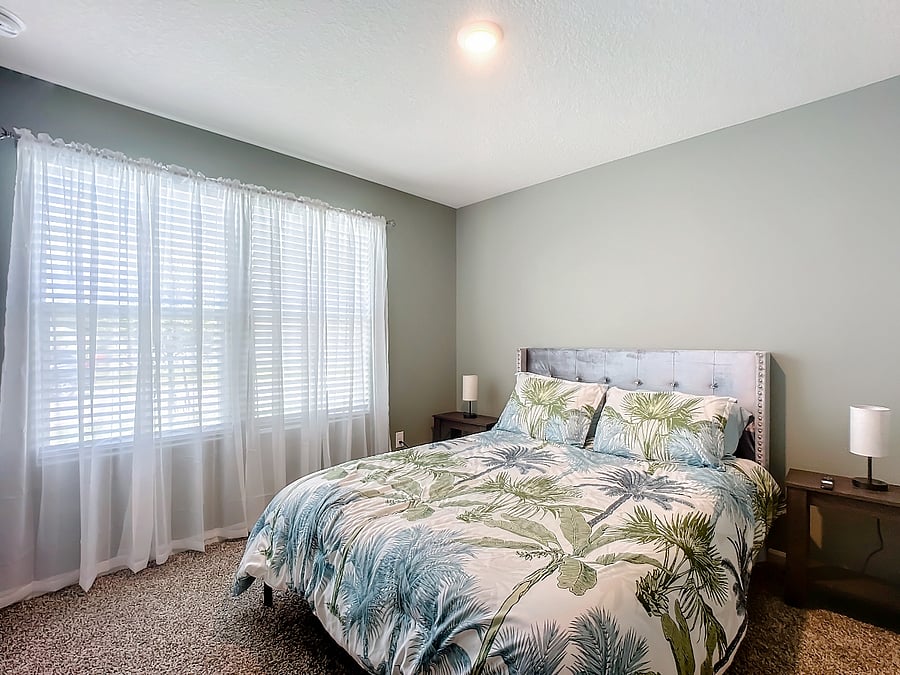 green room-queen bed, $1100 a month, shared bathroom