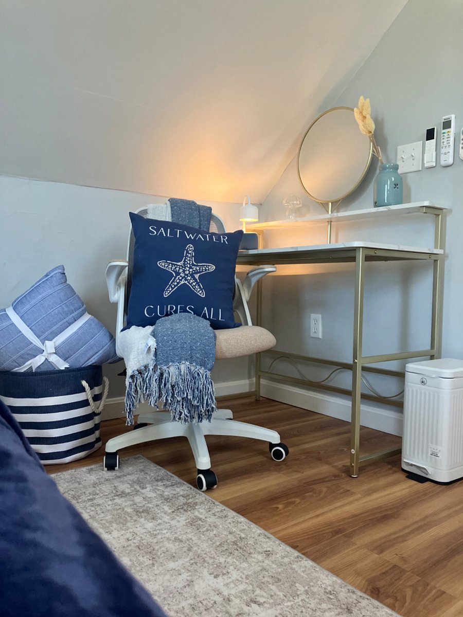 desk/vanity and office chair