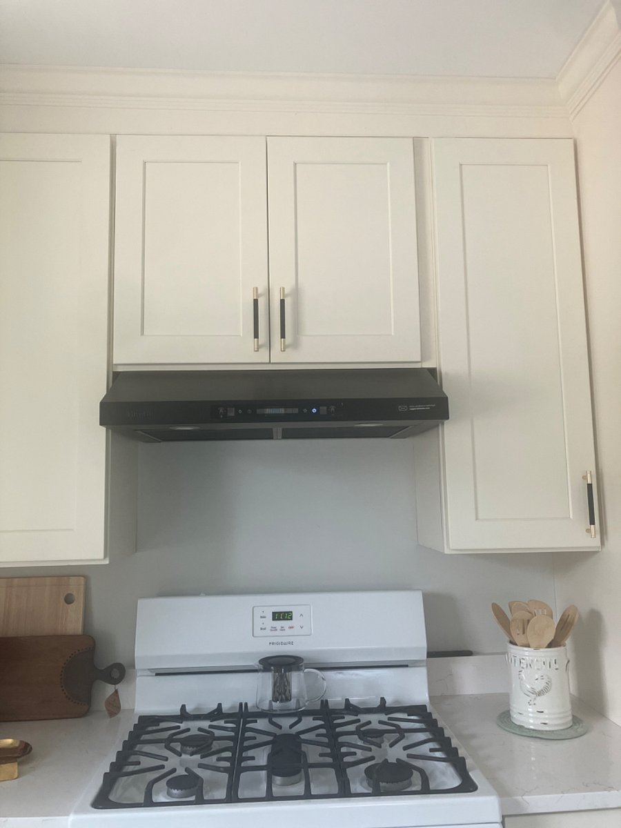 Stove hood fan, with motion sensor