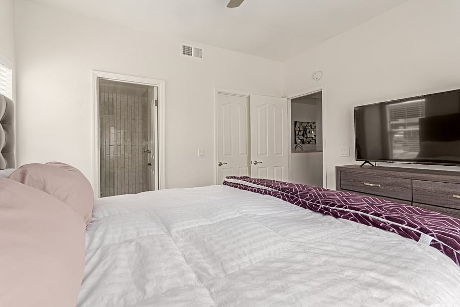 bedroom 1 king size bed
