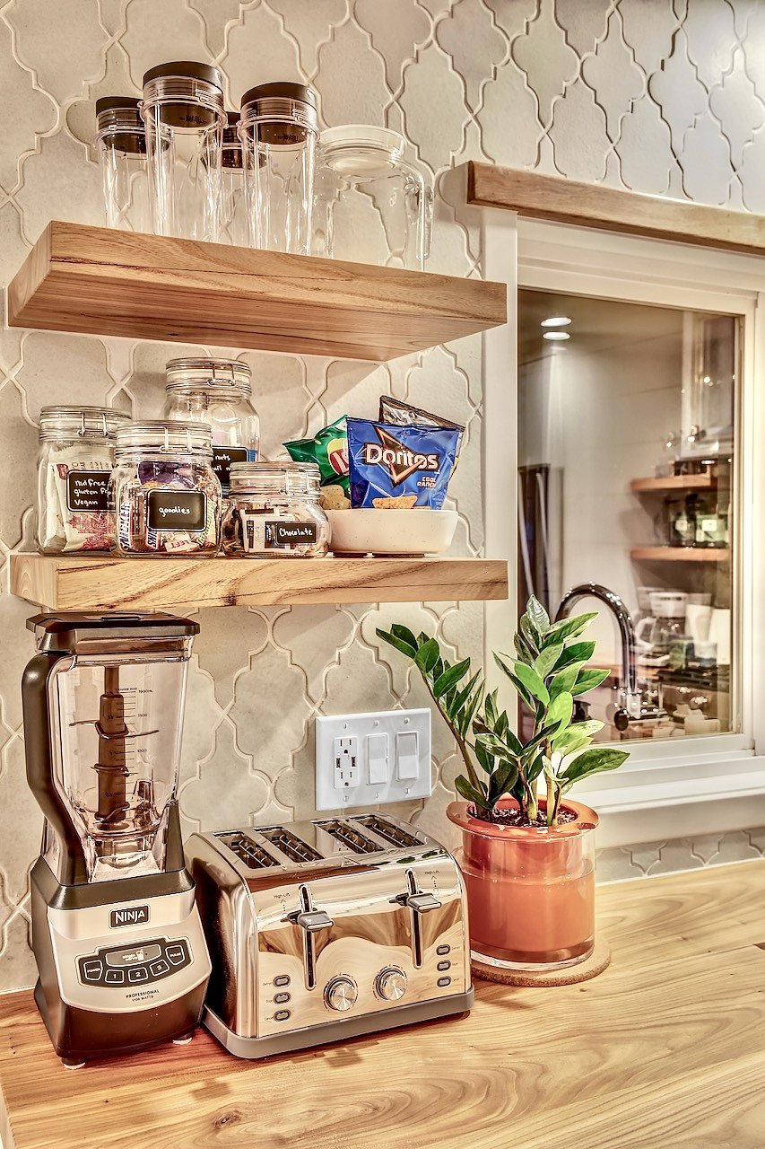 Blender, toaster, and a variety of snacks to tide you over.