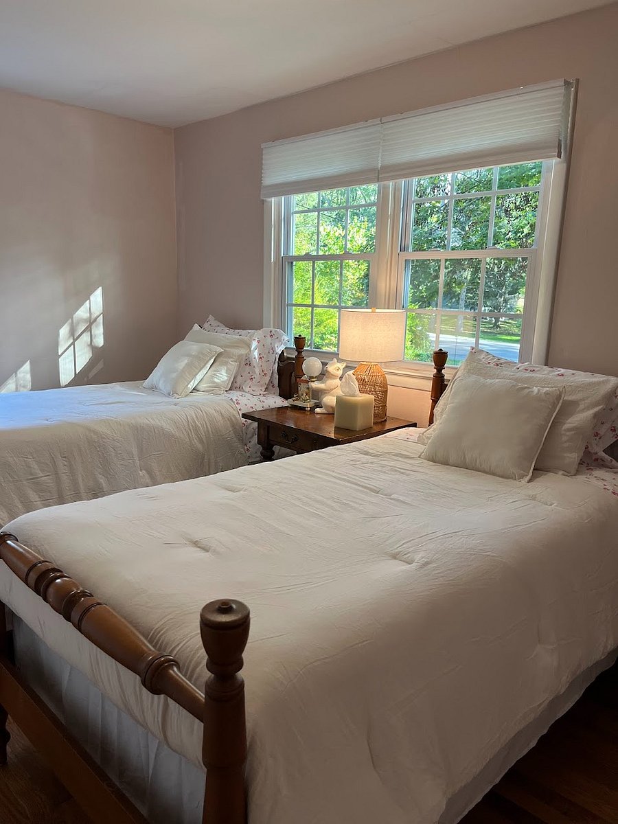 Bedroom with two twin sized beds