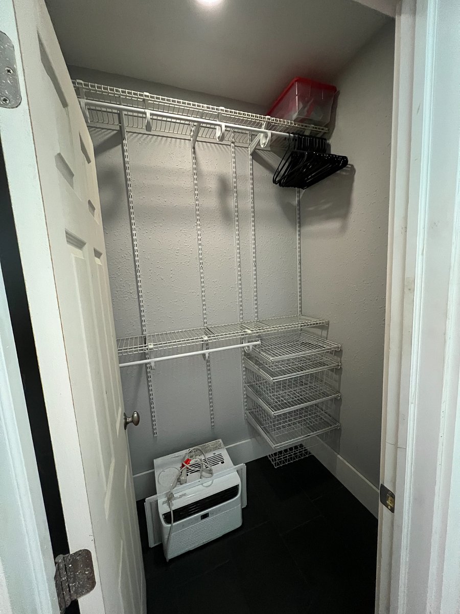 CLOSET WITH DRAWERS.