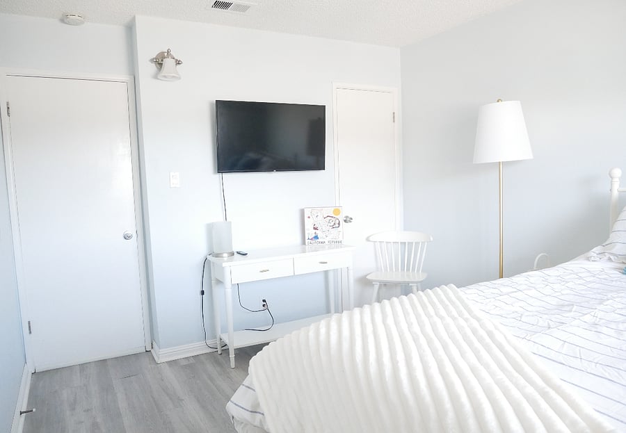 Bedroom with 40" SmartTV