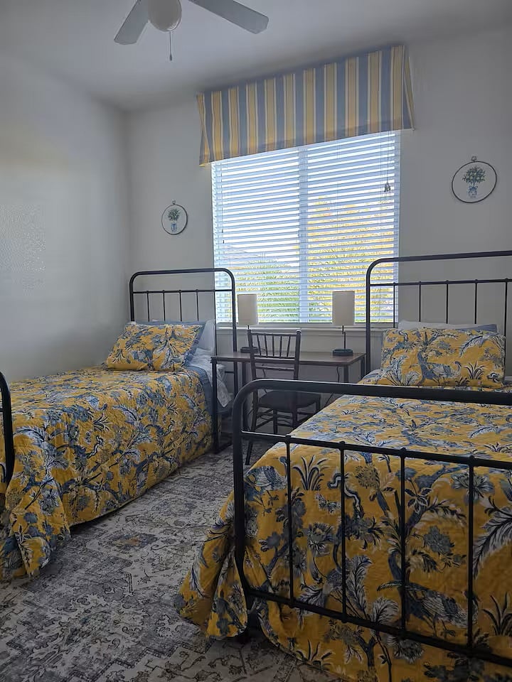 Fourth bedroom with 2 twin beds.