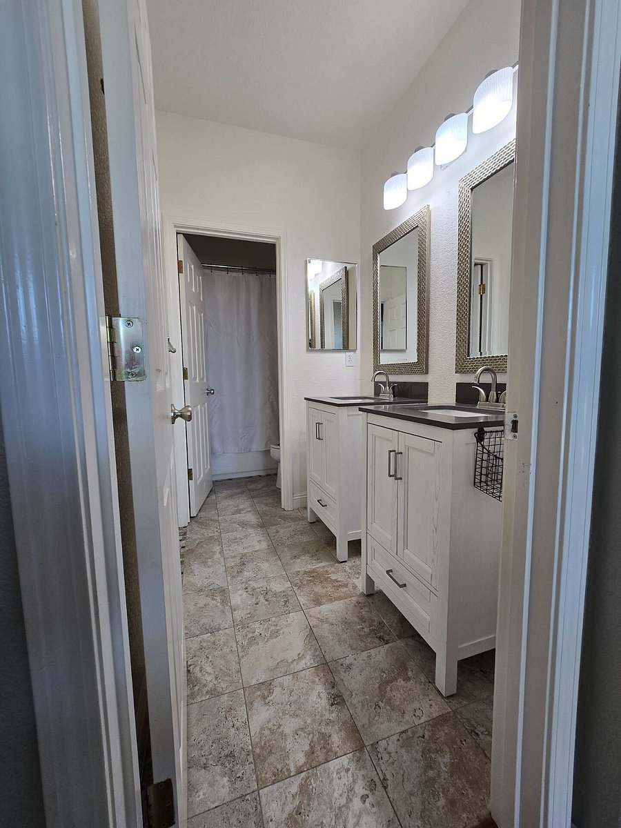 Upstairs hall bath