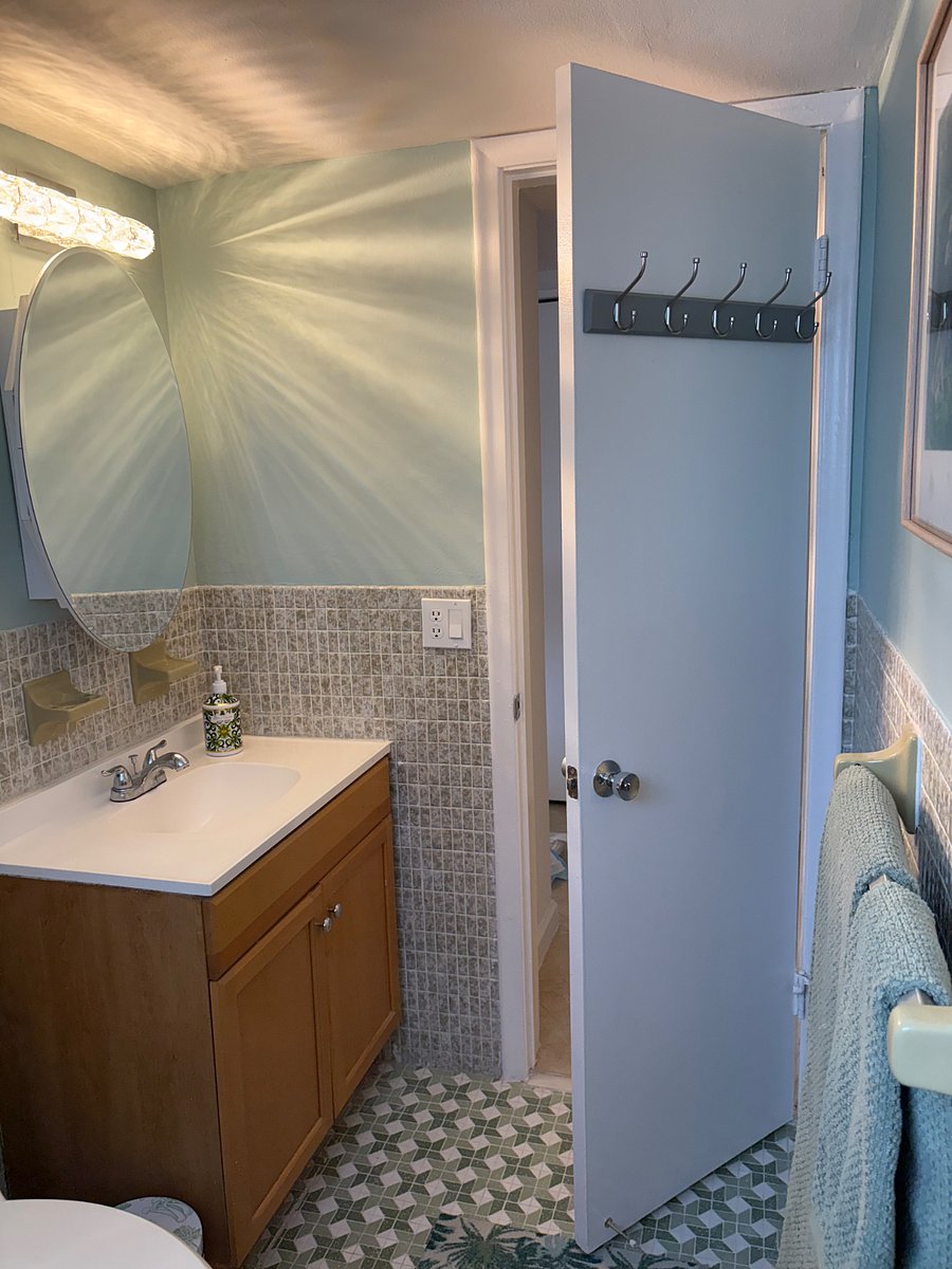 Full main bathroom. 