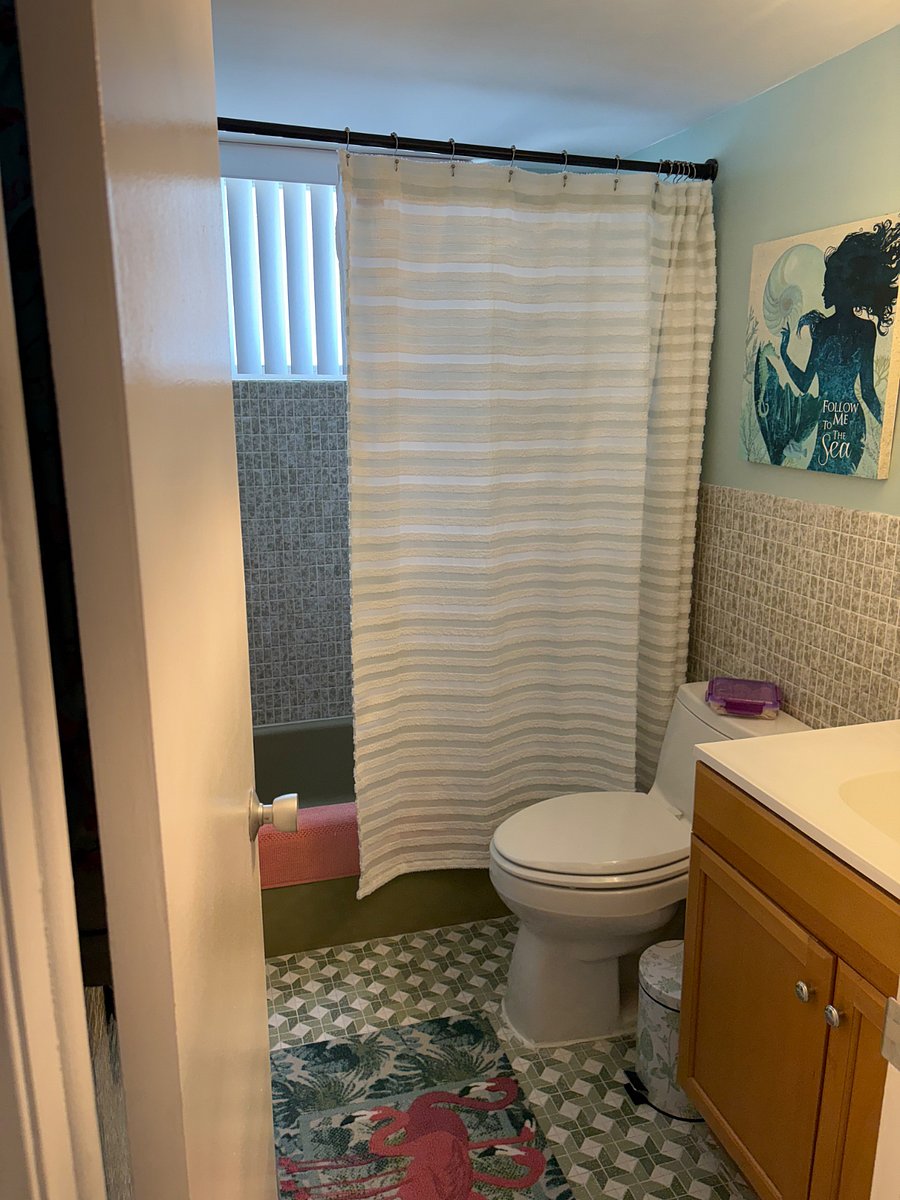 Shower/tub in main bathroom.