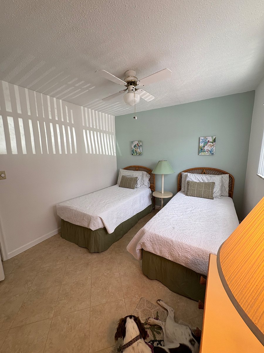 Second bedroom w 2 twin beds. 