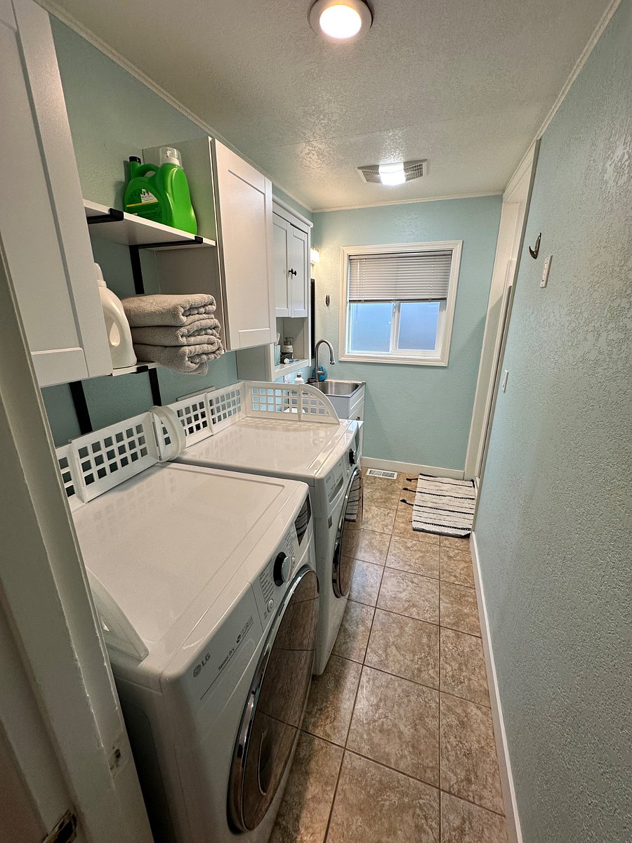 Tenant shared bathroom (washer and dryer shared by all occupants of house)