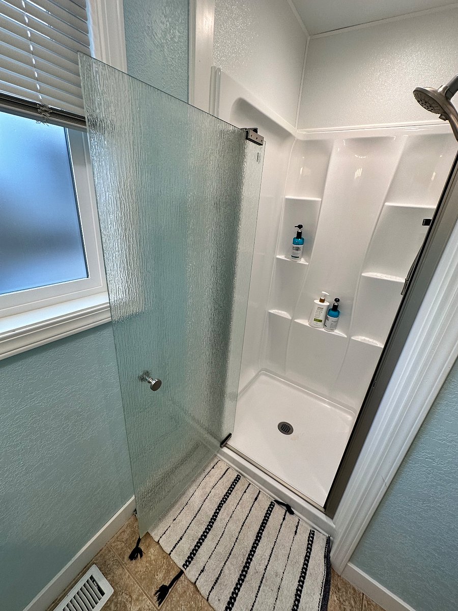 Tenant shared bathroom (washer and dryer shared by all occupants of house)