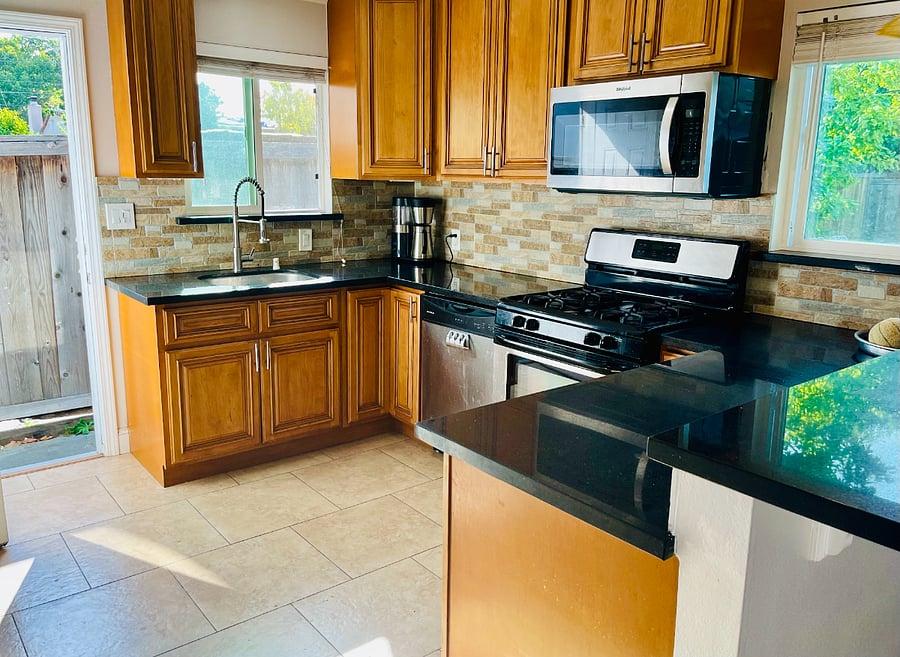 Kitchen also has a dining bar, shown off to the side.