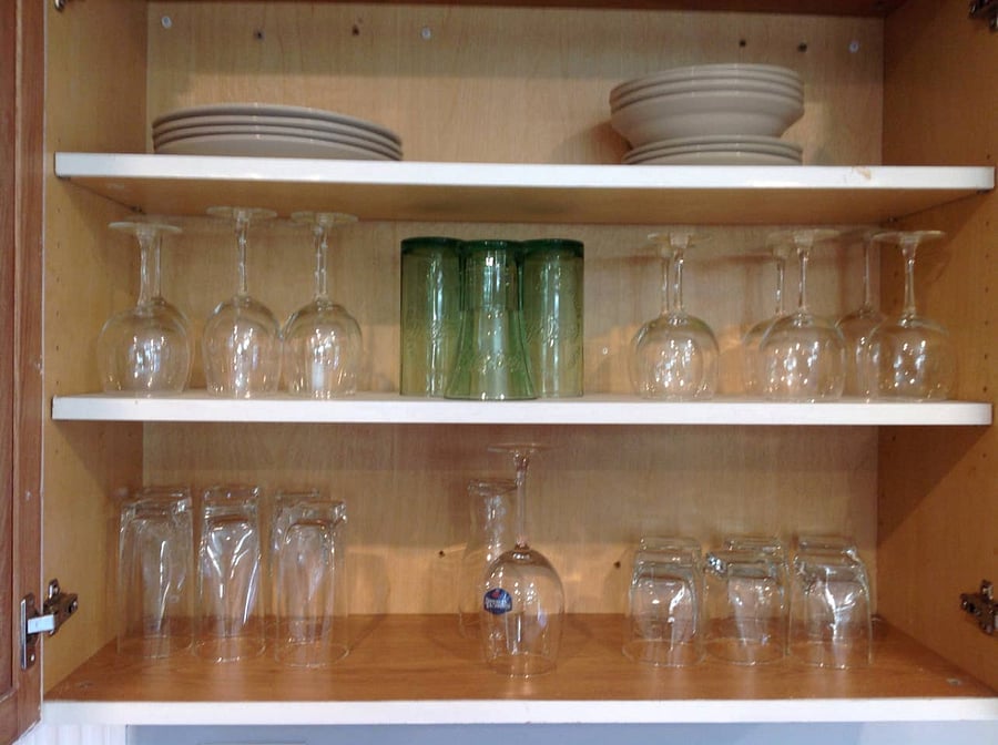 Kitchen glassware, plates and bowls