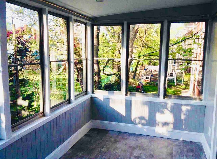 Take the edge off by relaxing in the 4 season finished enclosed day room.