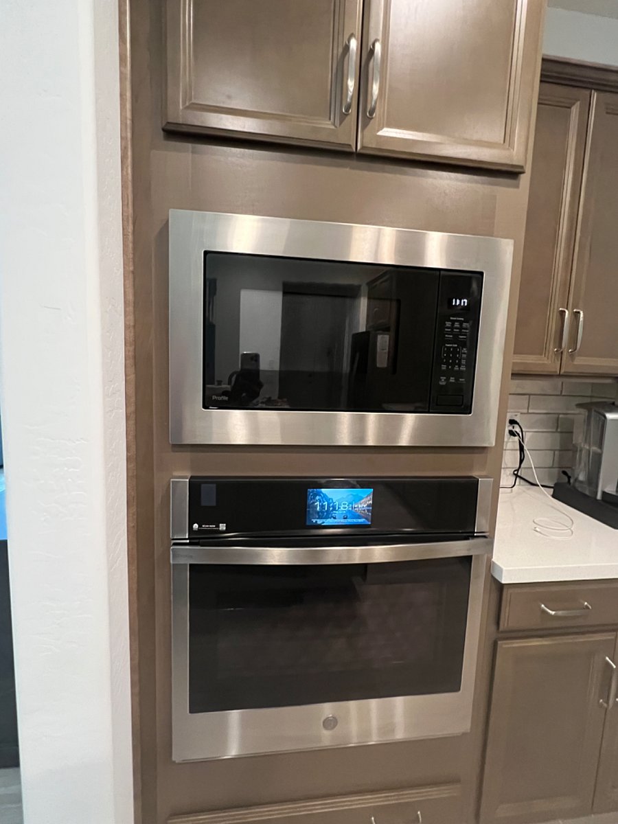 Oven has convection, air fryer and wifi