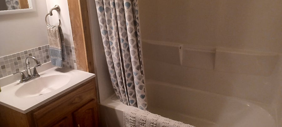 Full Bathroom - Full size tub/shower