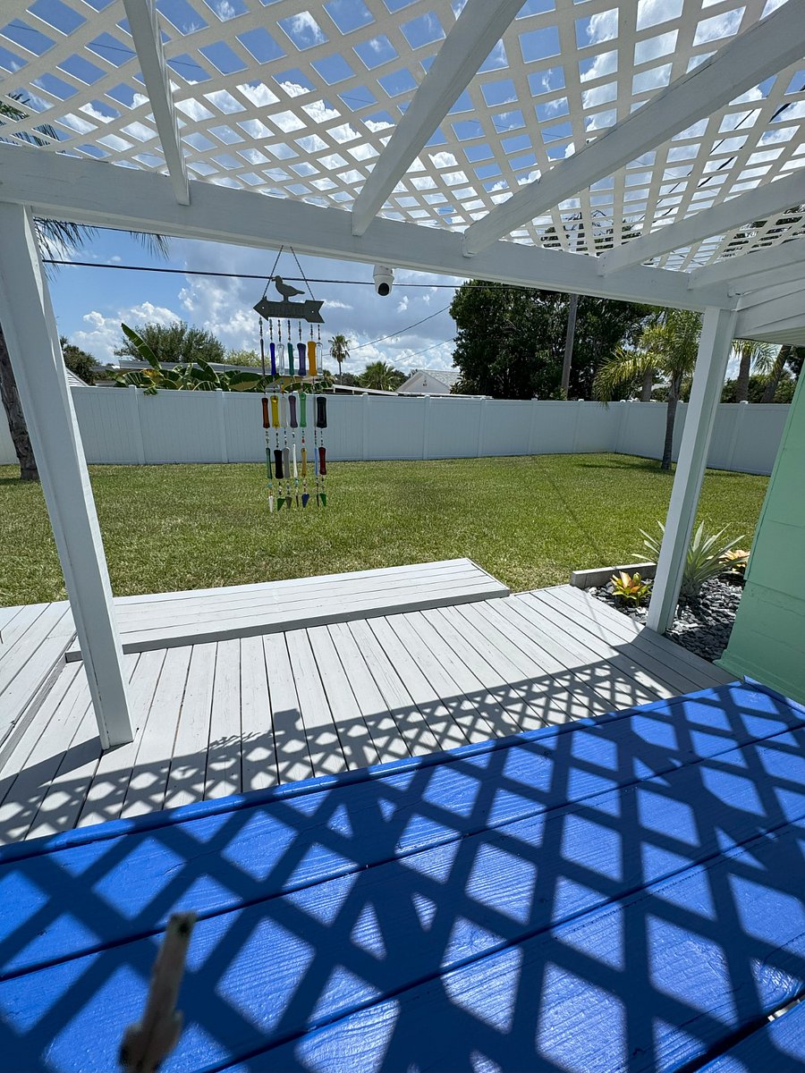 A perfect setting along with an ocean breeze. 